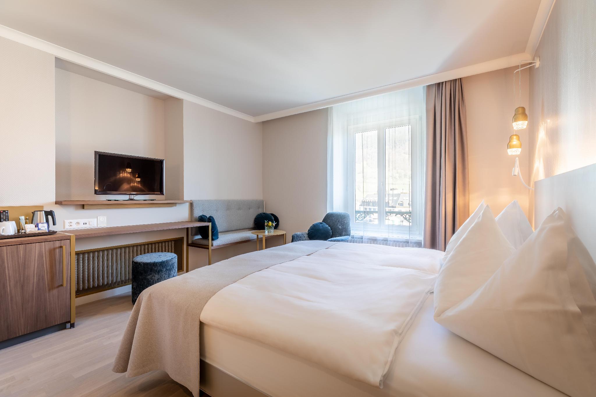 Standard, 1 Double and 1 Single Bed, Mountain View, No Balcony