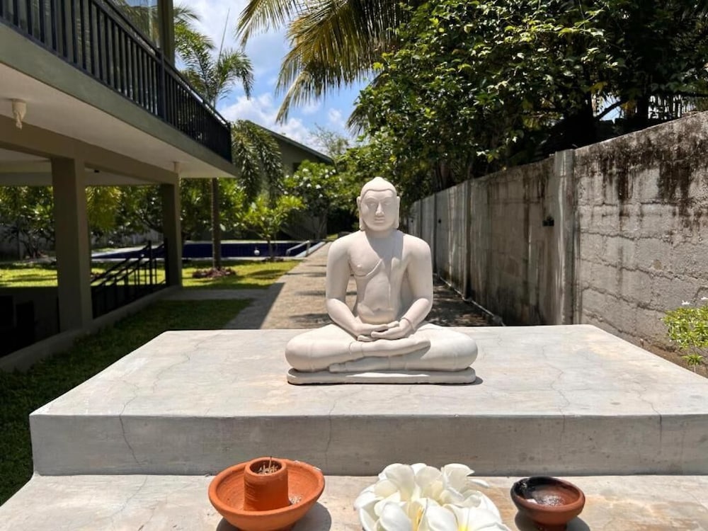 Moi Dambulla by DBI 53/57