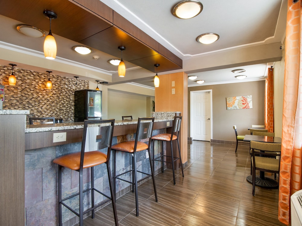 Days Inn & Suites by Wyndham Indianapolis Airport East 17/28