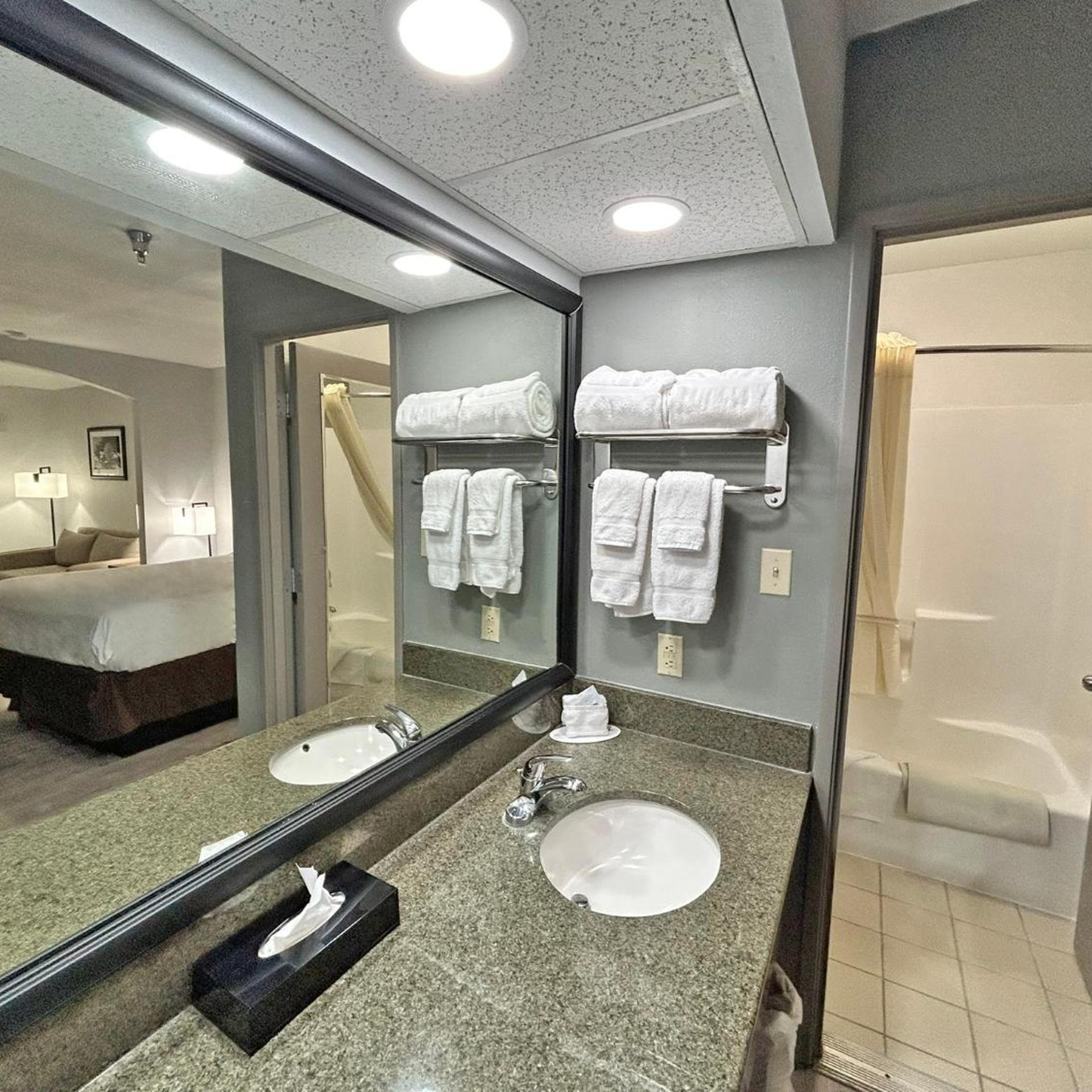 غرفة بسرير كينج مع أريكة، SureStay Plus by Best Western Cannon A.F.B. 7/9
