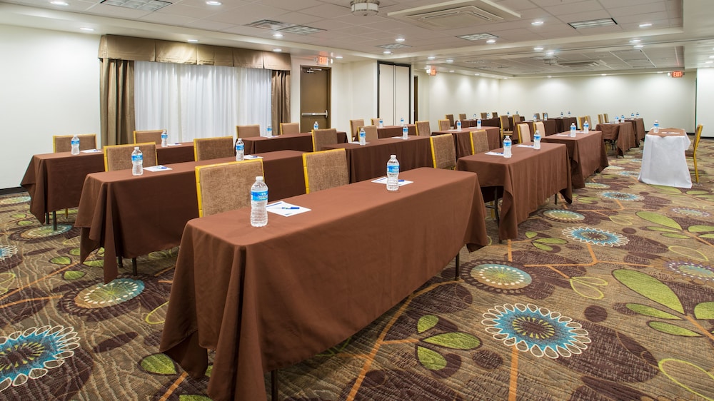 Holiday Inn Express & Suites Wyomissing 43/44