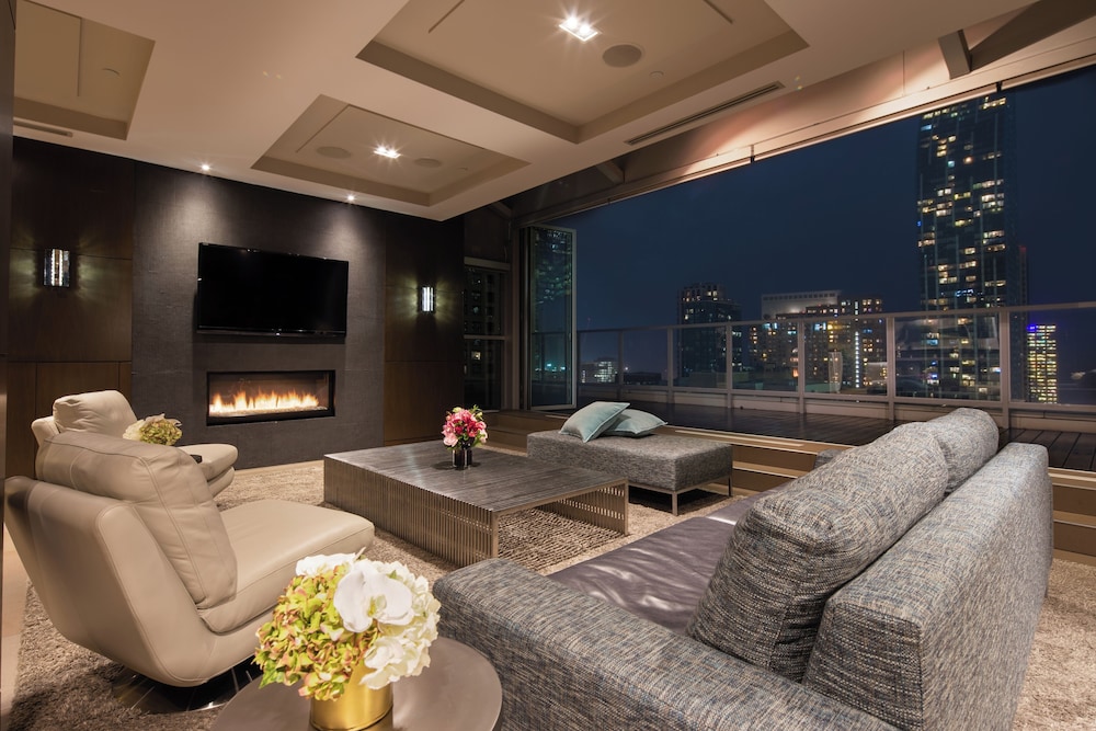 One King West Hotel Residence 44/63