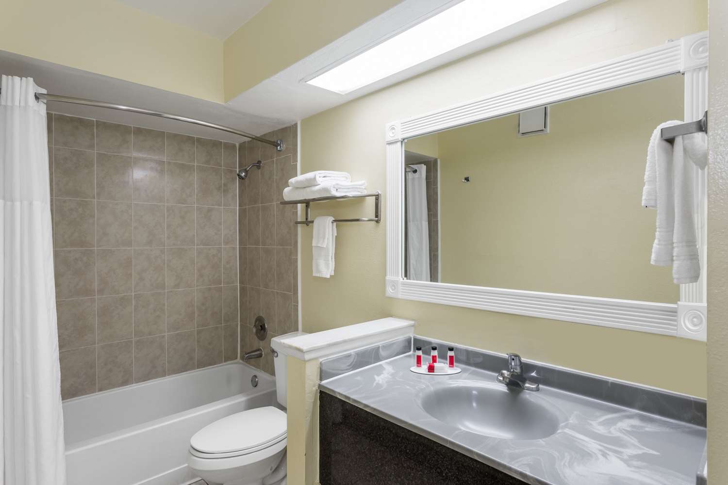 Days Inn & Suites By Wyndham Port Richey 44/45