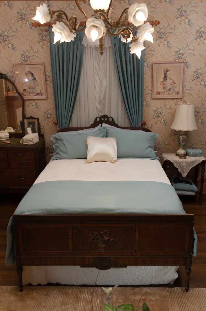 South Broadway Manor Bed and Breakfast 19/72