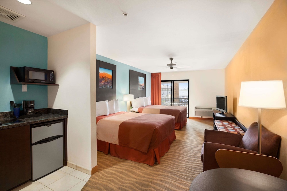 Super 8 By Wyndham Indio 17/28