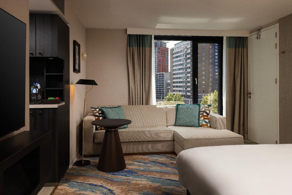 JUNIOR SUITE, KING BED