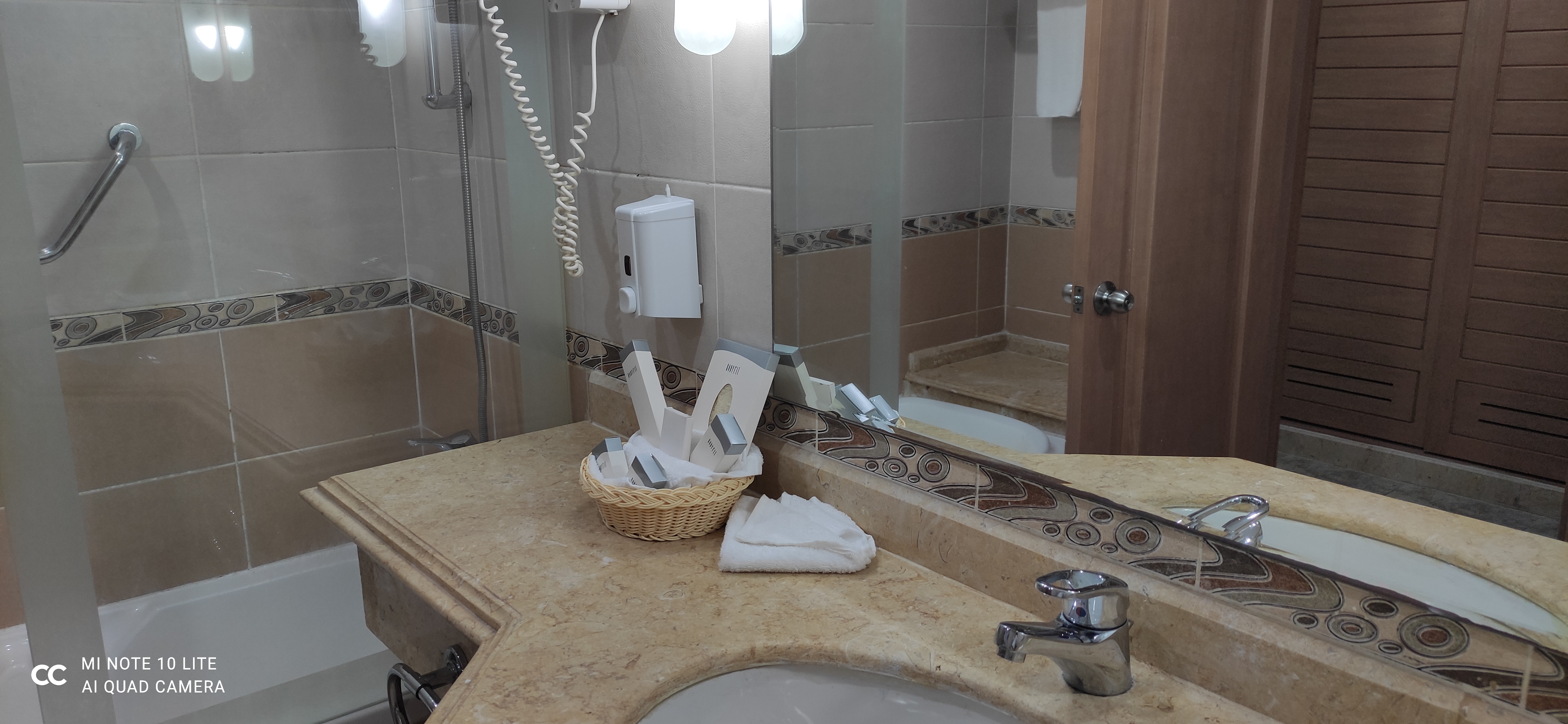 جناح جونيور بإطلالة على المسبح