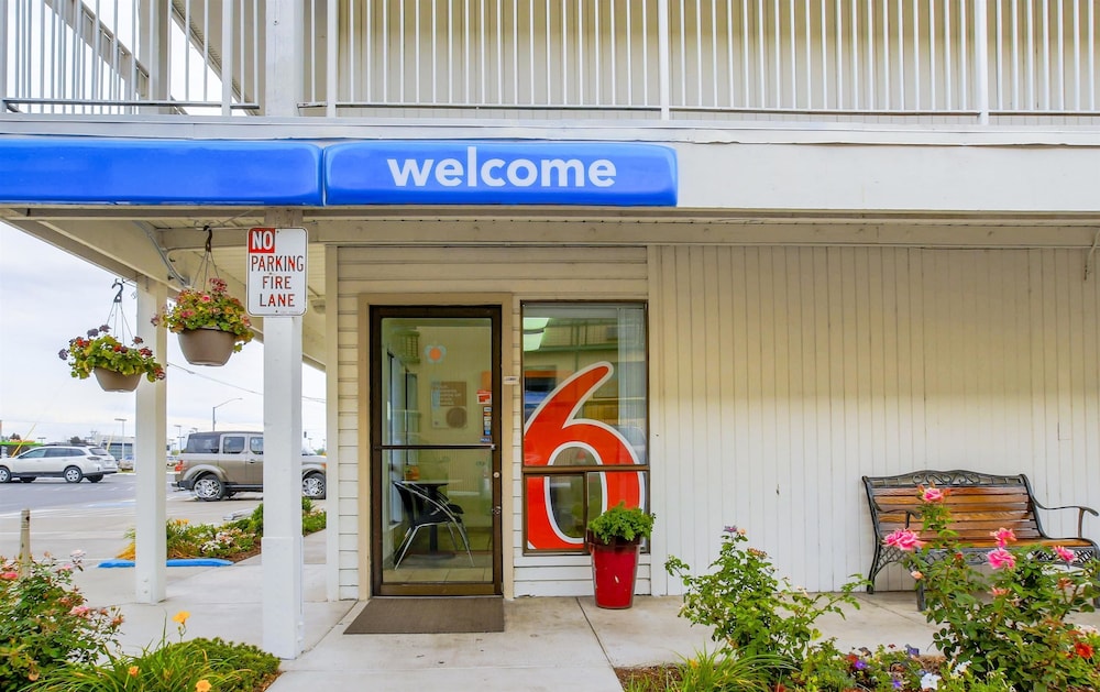Motel6 Medford, OR - North 8/52