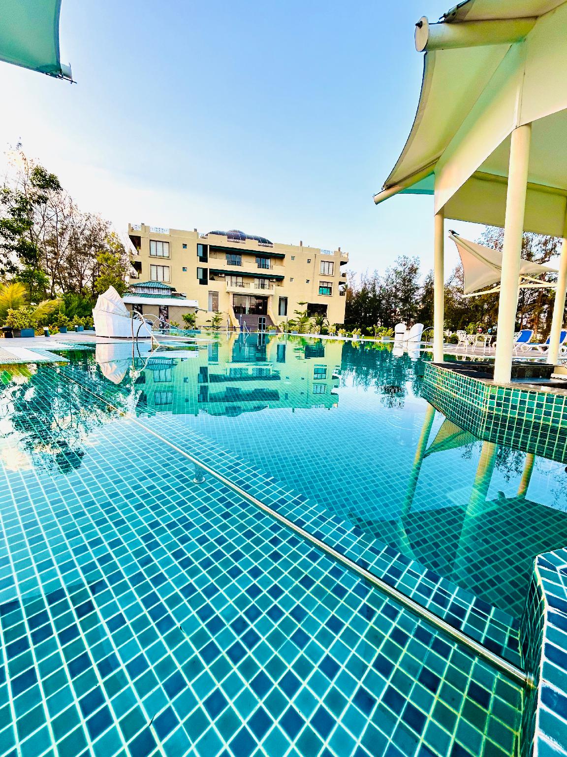 The Candlewood Park Beach Resort 33/33