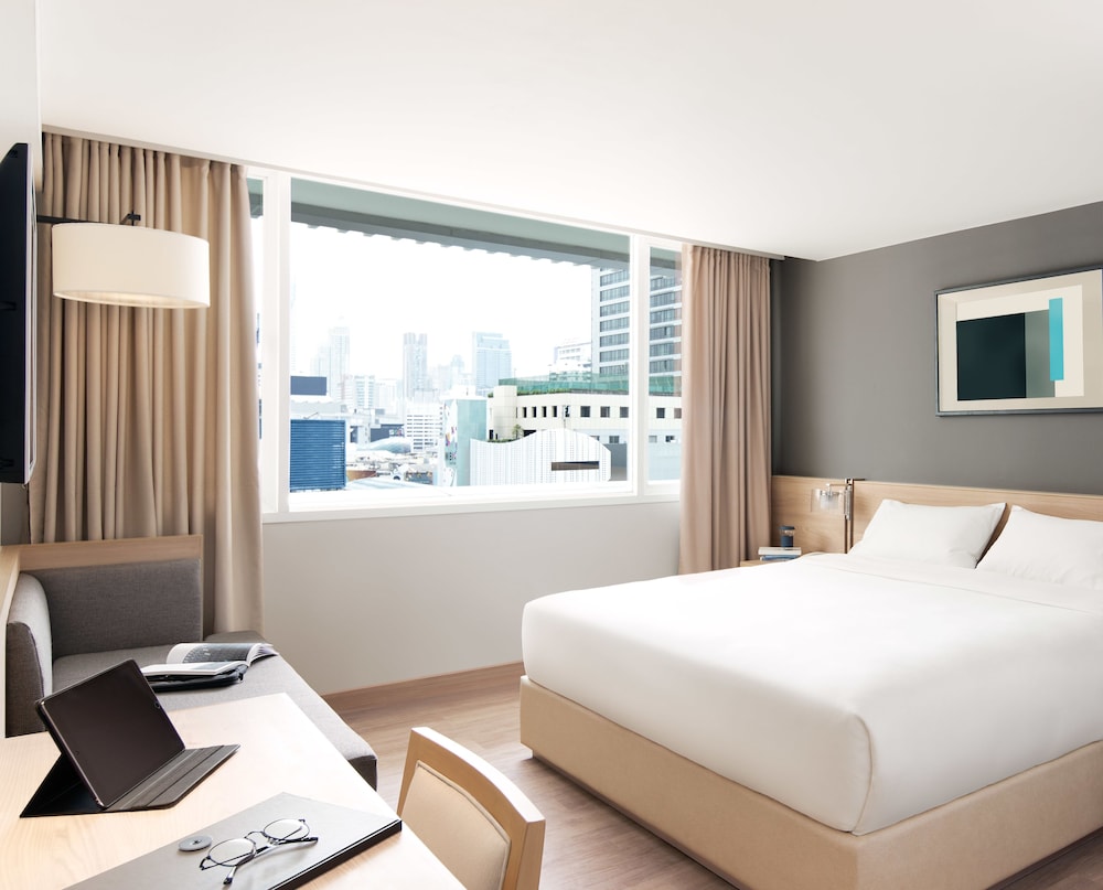 DELUXE, KING BED