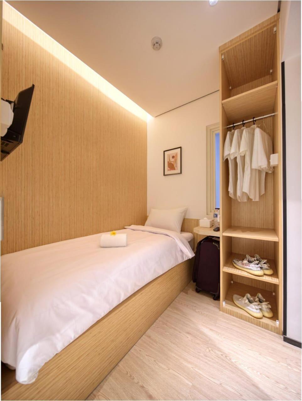 Room, Single