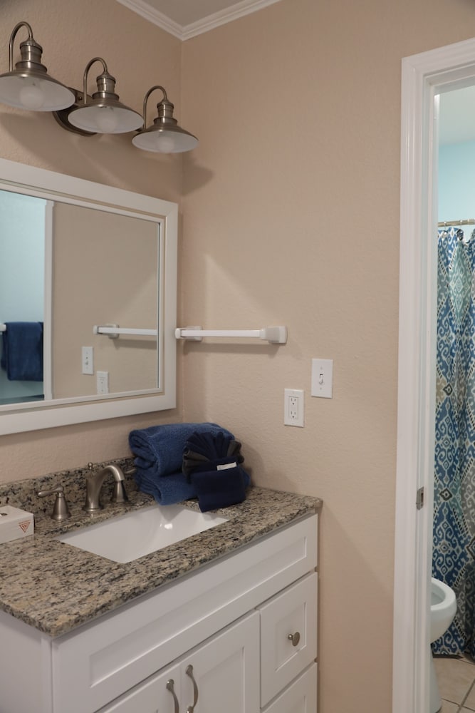 Executive Keys Condominiums on the Beach 34/66