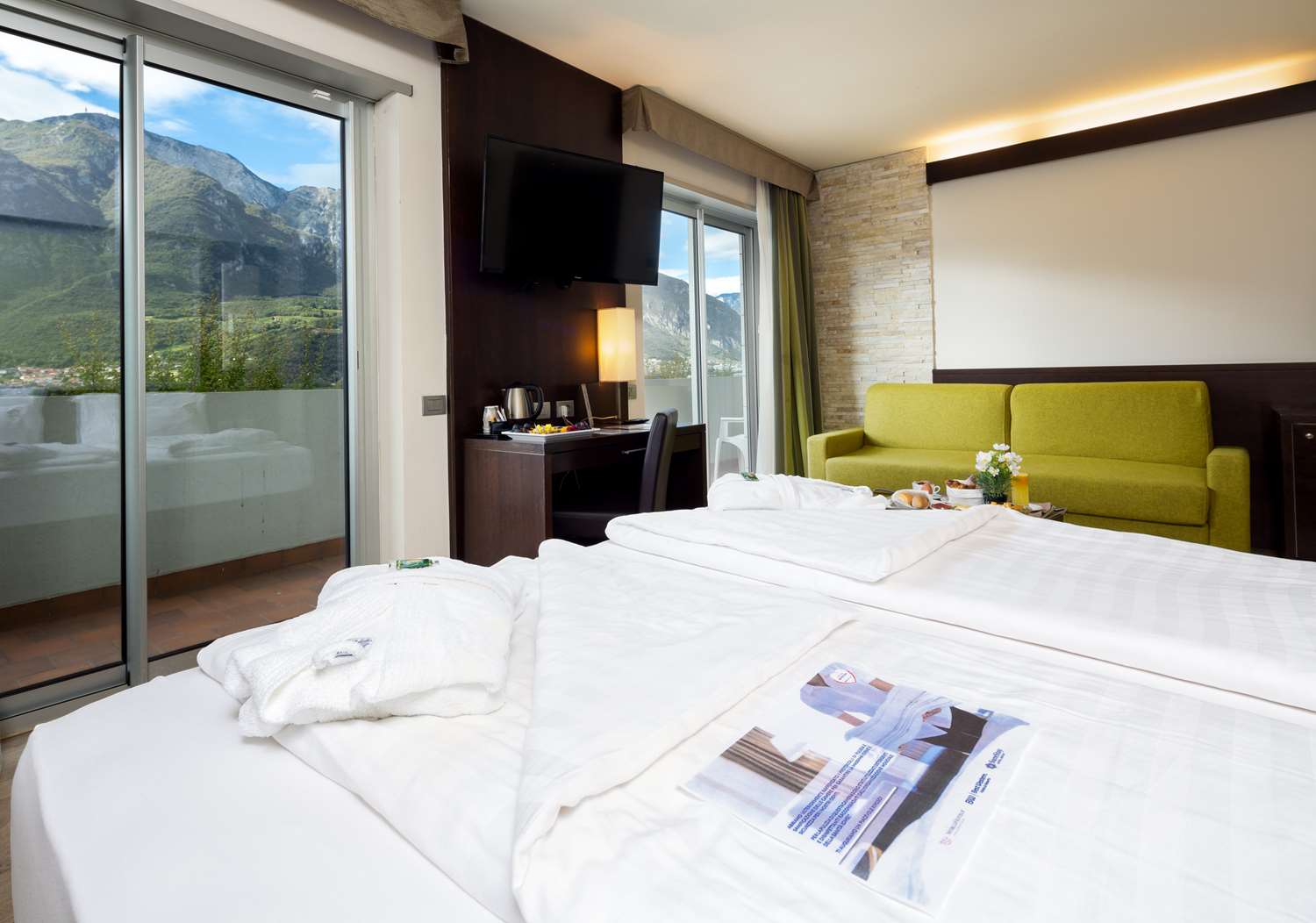 Junior Suite, King Bed, Sofa, Bathtub