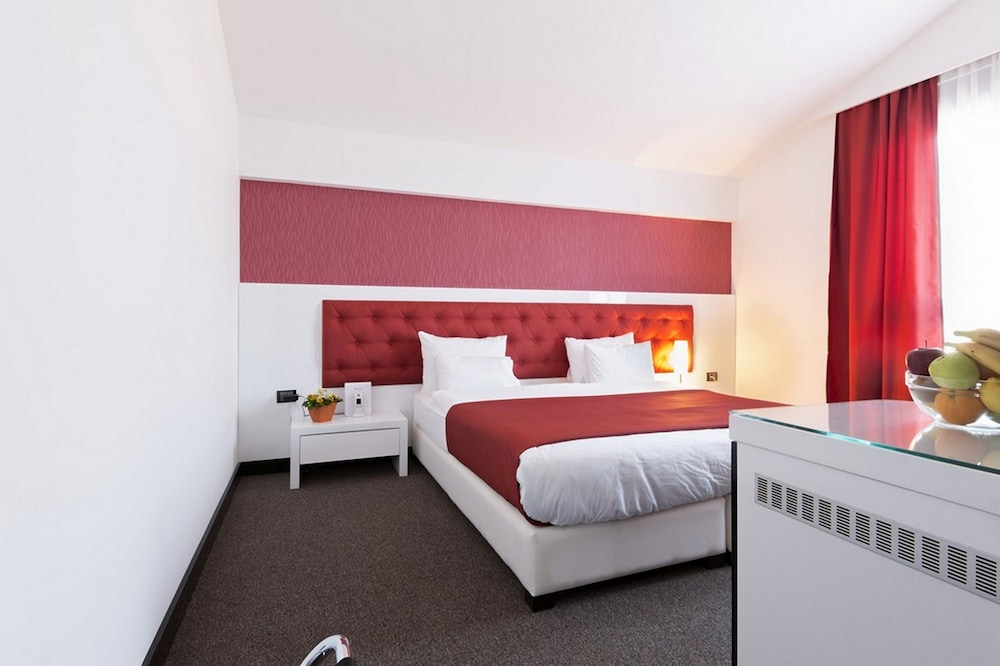 NOVA CITY HOTEL SIGNATURE COLLECTION 16/50