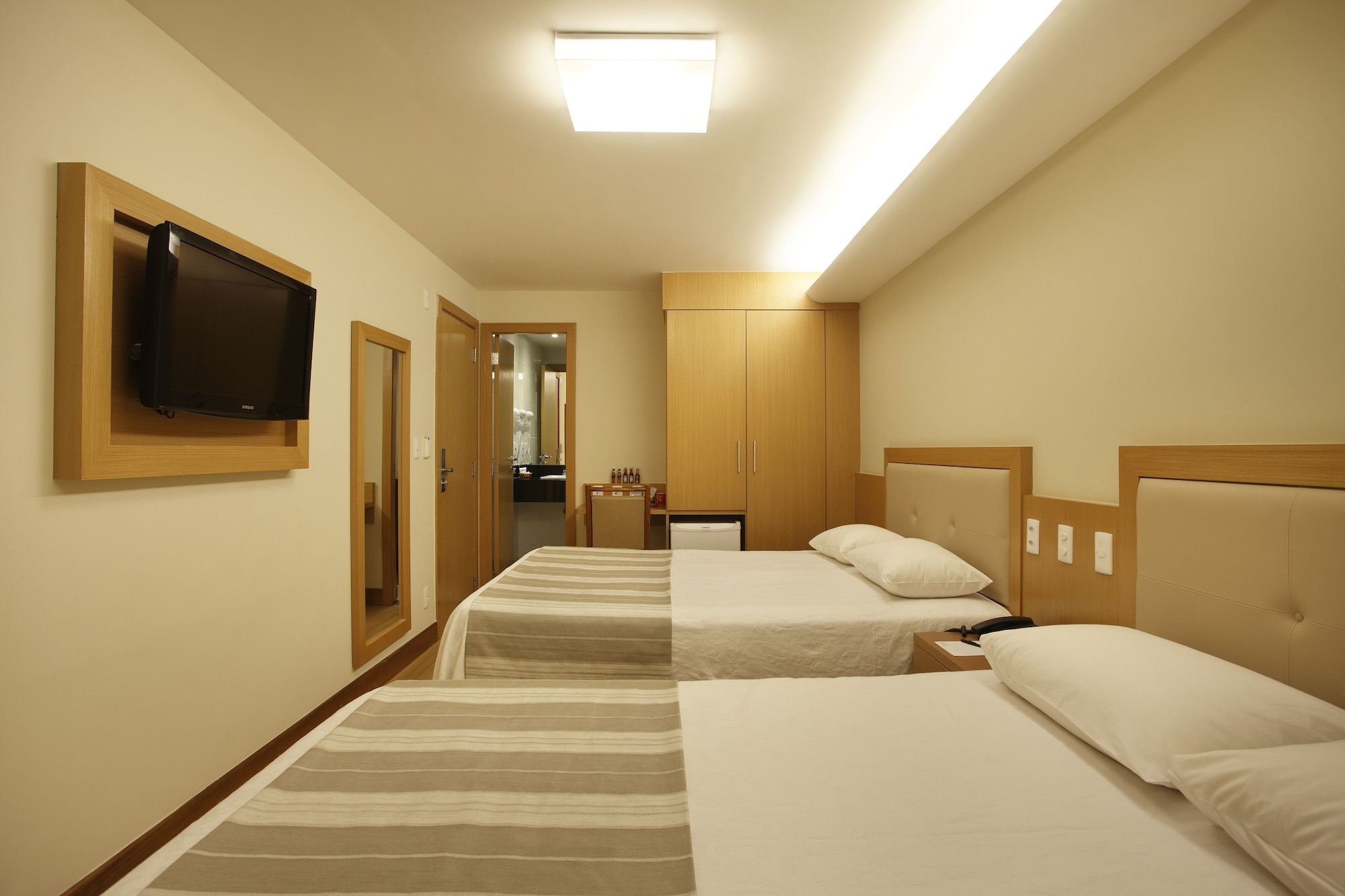 DELUXE, QUADRUPLE, 2 DOUBLE BEDS