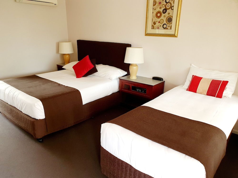 MCNEVIN'S WARWICK MOTEL 21/64