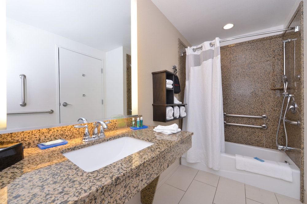 Holiday Inn Express Suites Pocatello 33/97