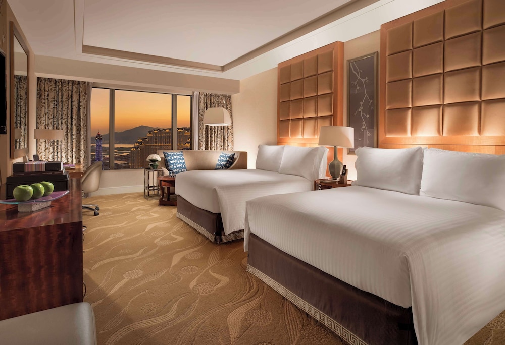 DELUXE, 2 QUEEN BEDS, EIFFEL VIEW