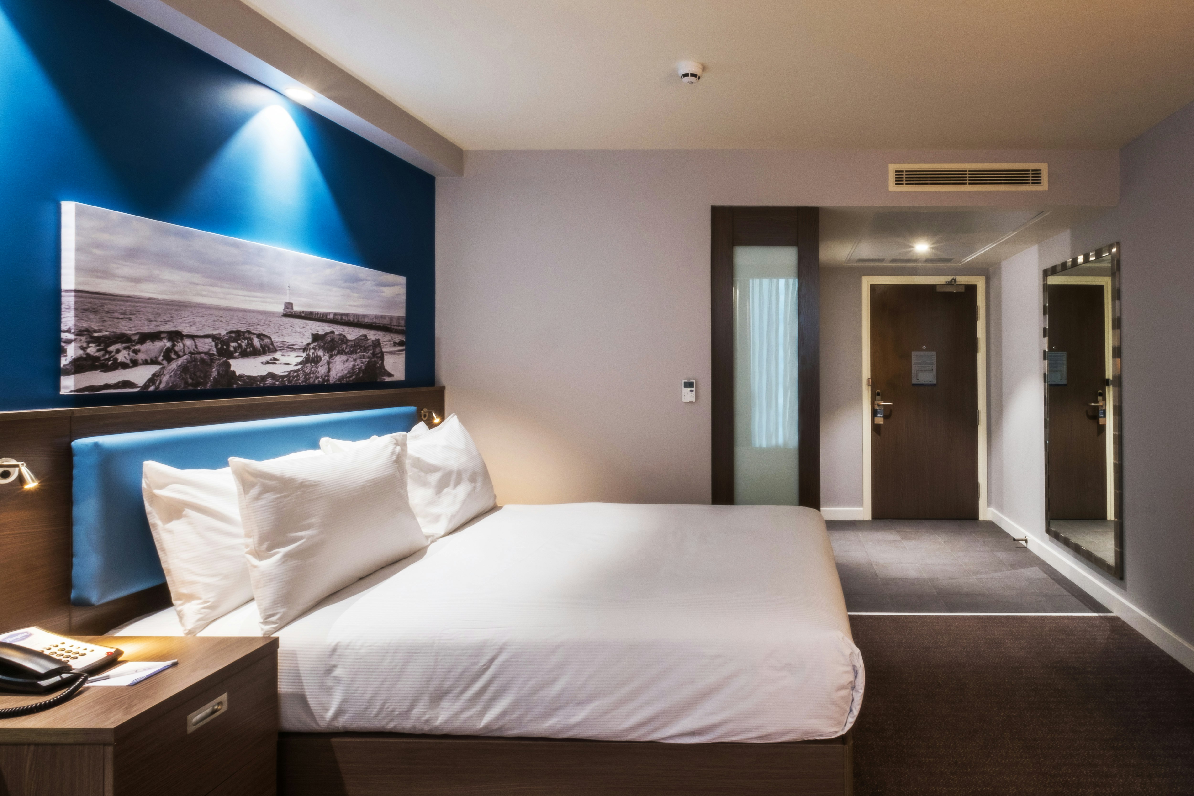 ROOM, QUEEN BED, ACCESSIBLE