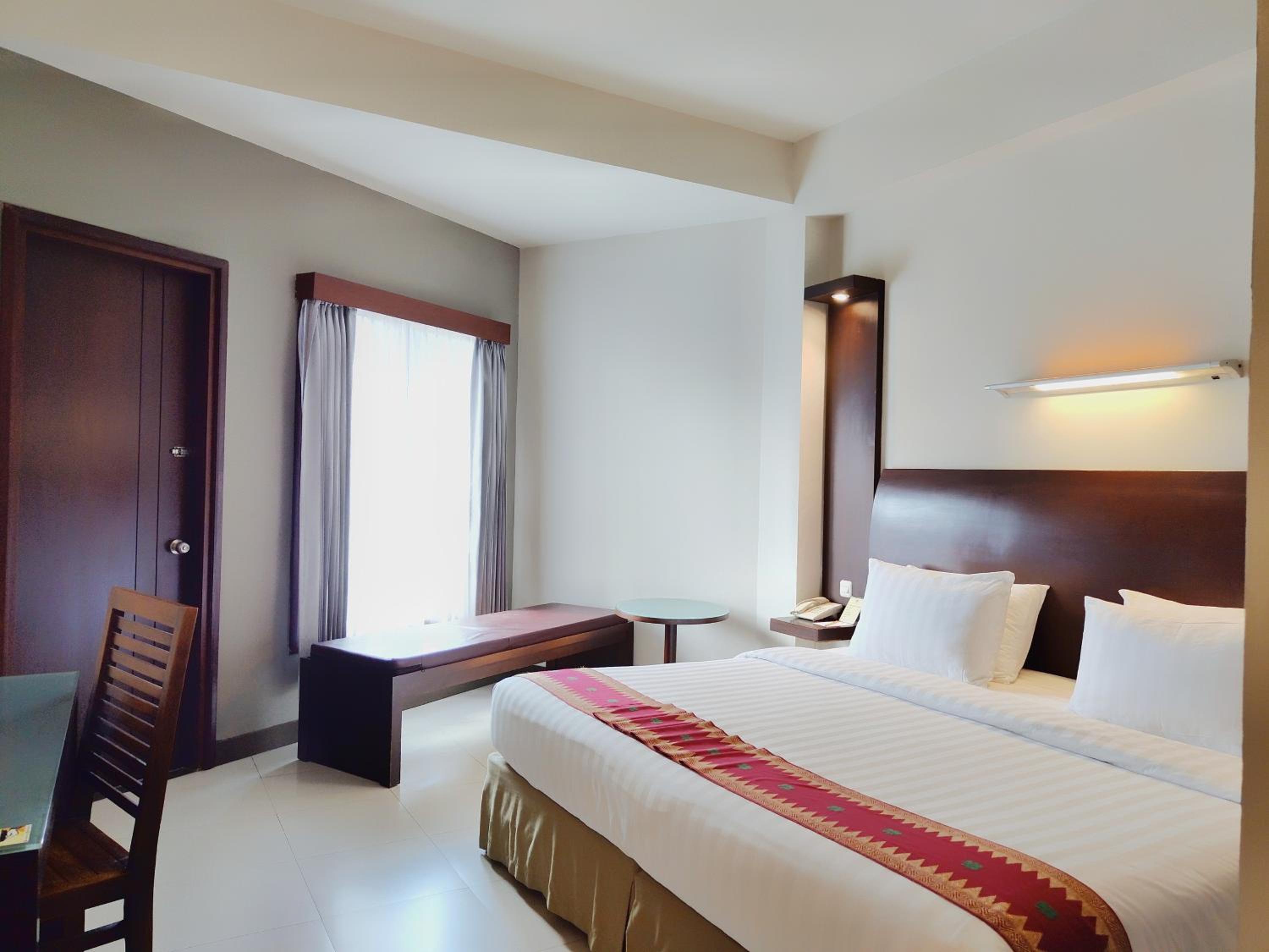 Deluxe, King Bed, 2 Queen Beds