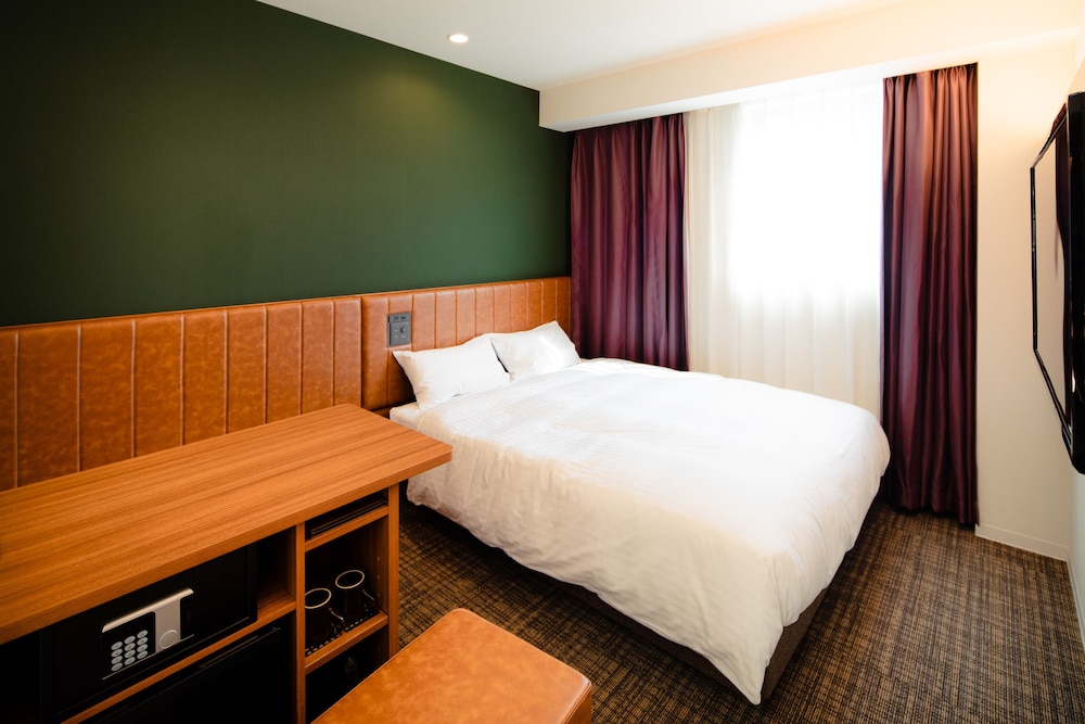 ROOM, QUEEN BED