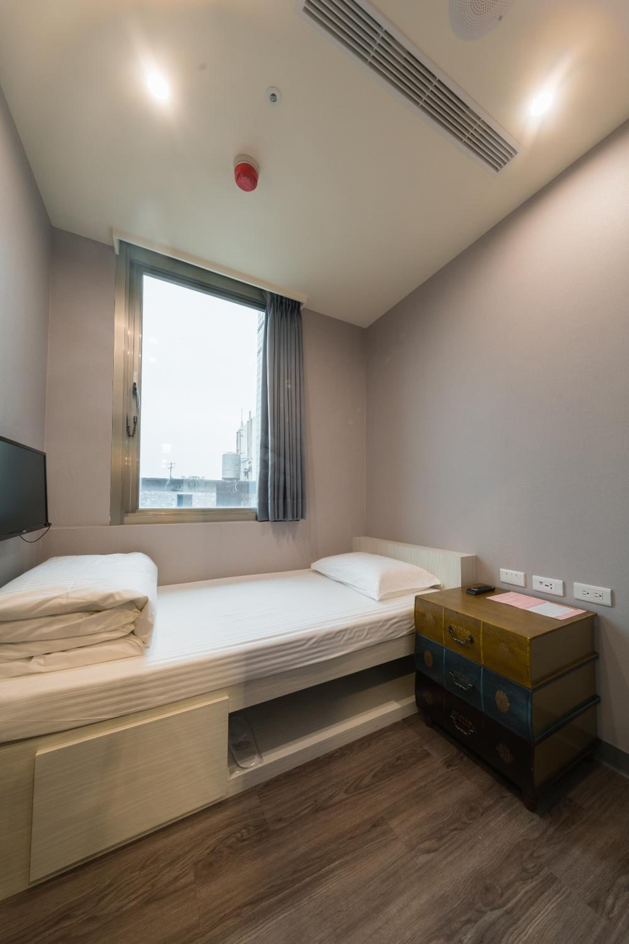 MALE DORM, SINGLE, SHARED BATHROOM