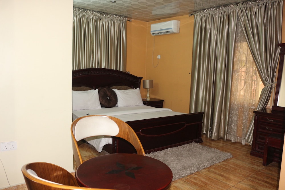 Albert Suites 8/19