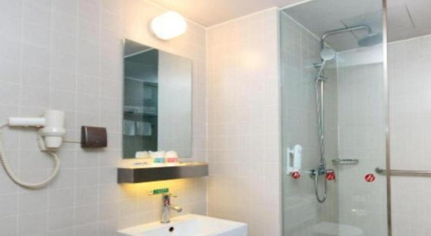 Jinjiang Inn Select (Shenyang Railway Station Taiyuan South Street) 47/50