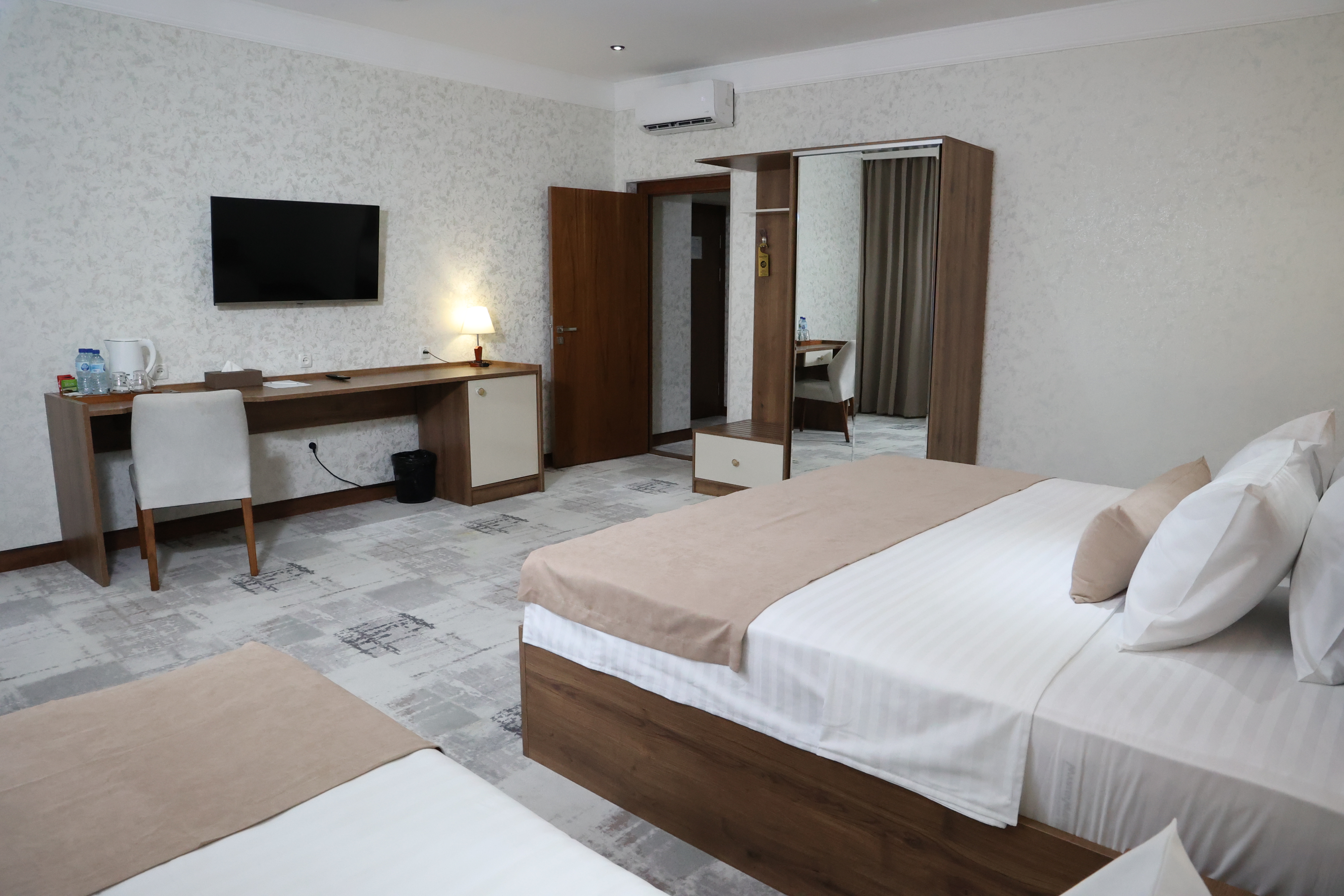 ROOM, TRIPLE