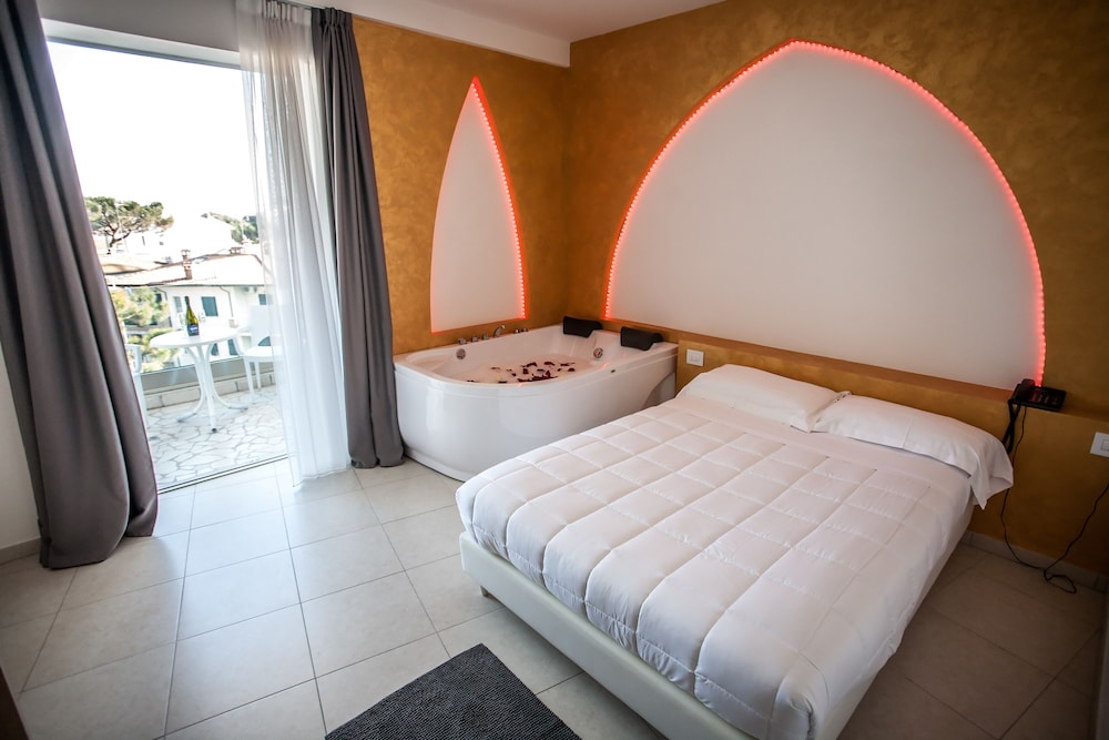 EMOTION, DOUBLE BED, JETTED TUB
