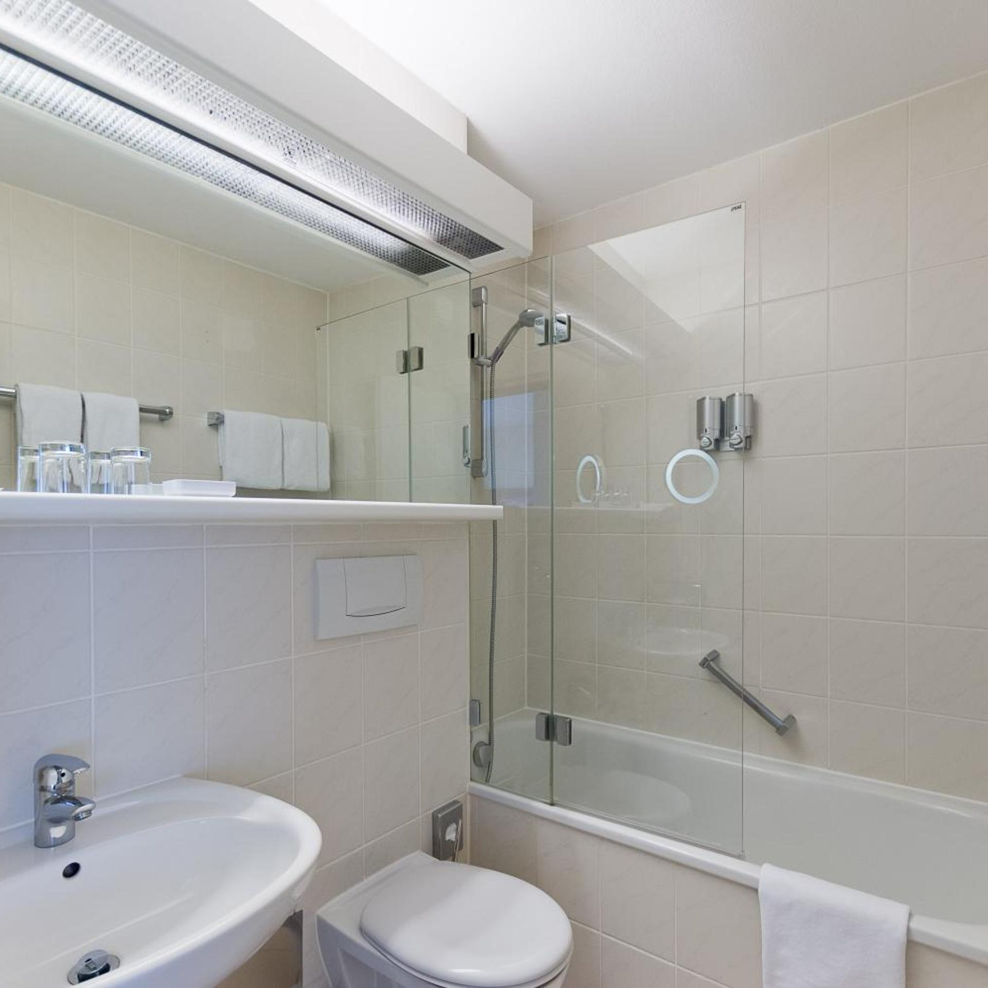 Room, Quadruple, Double Bed, Arthotel ANA im Olympiapark 4/5