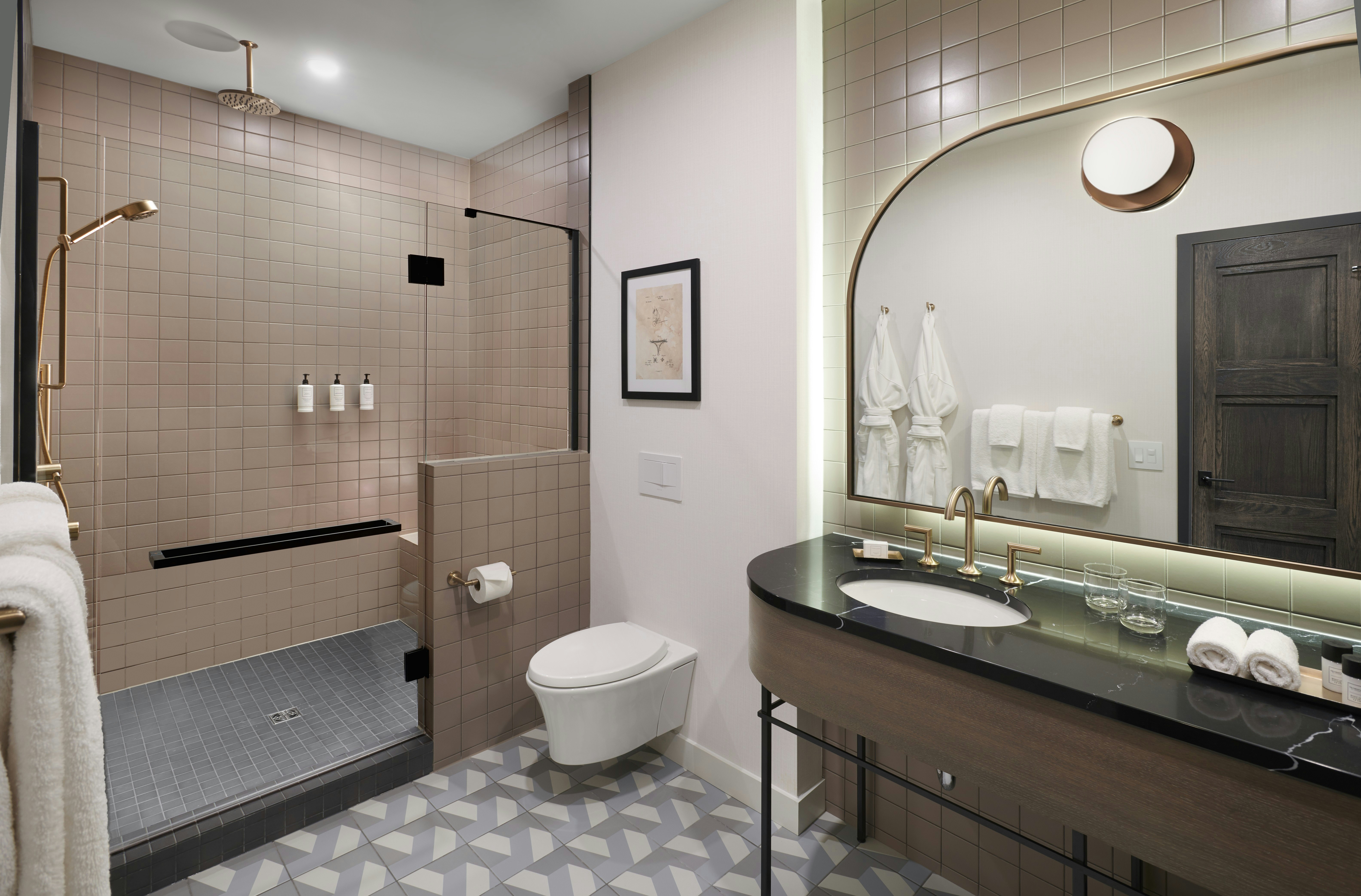 غرفة ديلوكس بسرير كينج، The Westley Calgary Downtown, Tapestry Collection by Hilton 3/3
