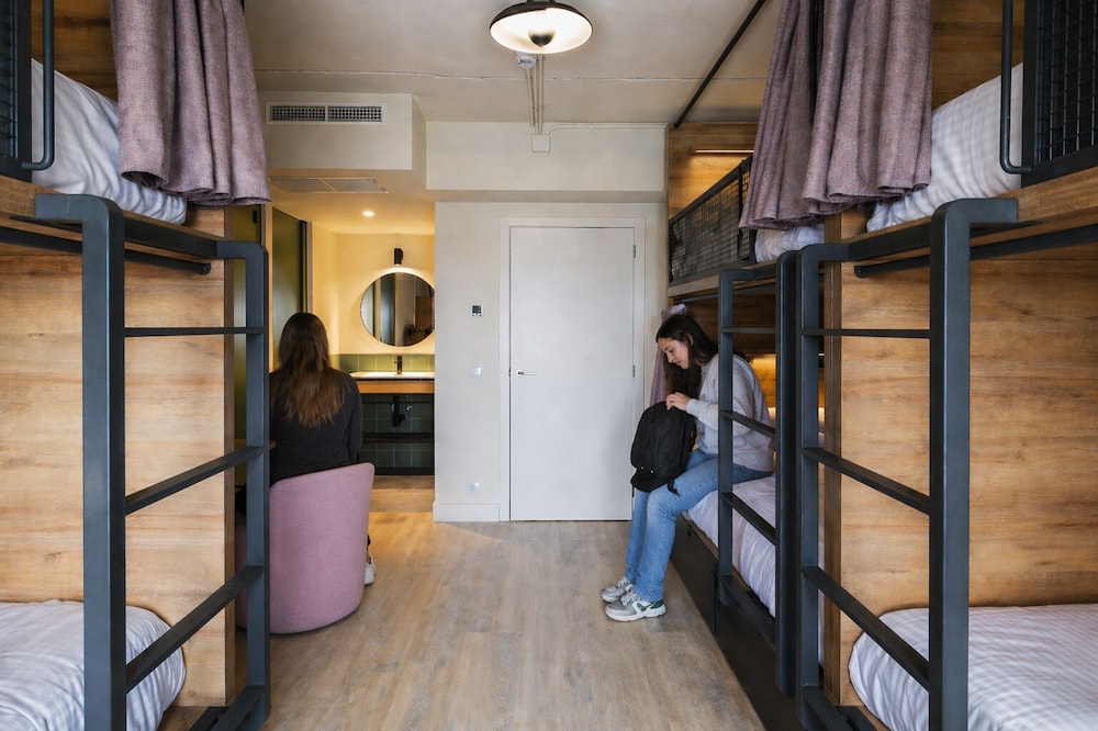 LATROUPE Grand Place Hostel 43/64