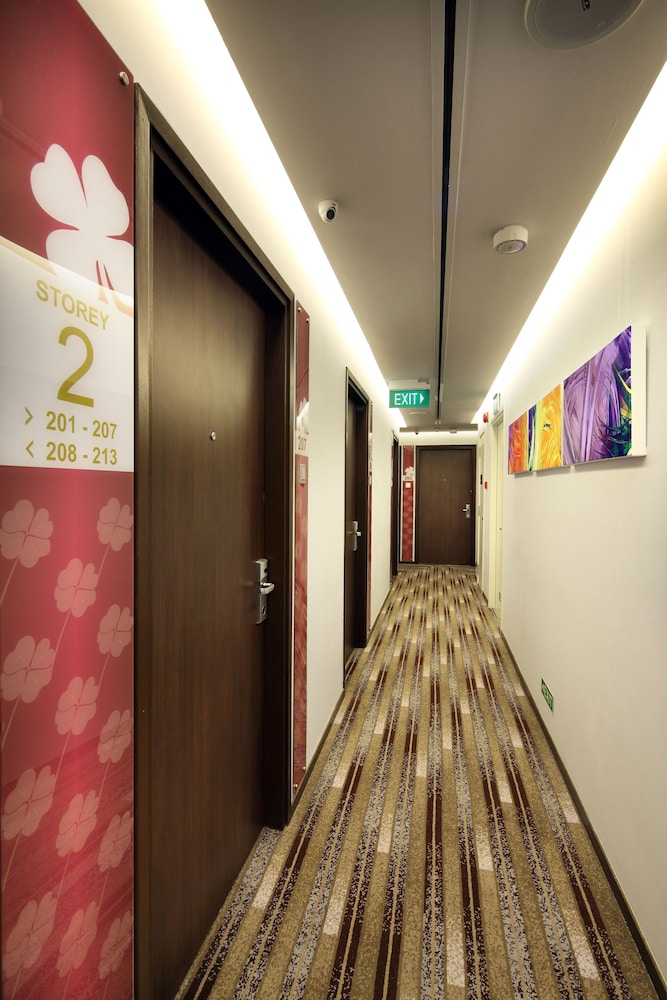 HOTEL CLOVER 5 HONGKONG STREET 8/37