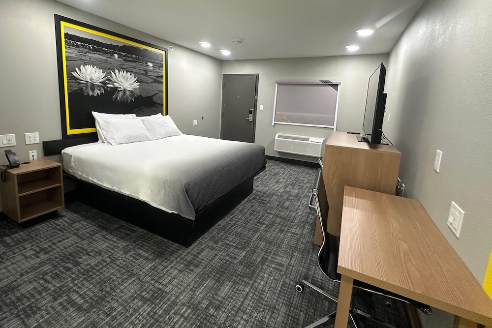 Super 8 by Wyndham Lubbock Airport 36/54