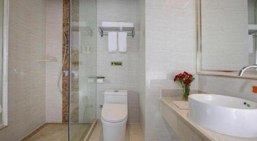 Vienna Hotel (Huizhoushi Lilin North Station) 52/58