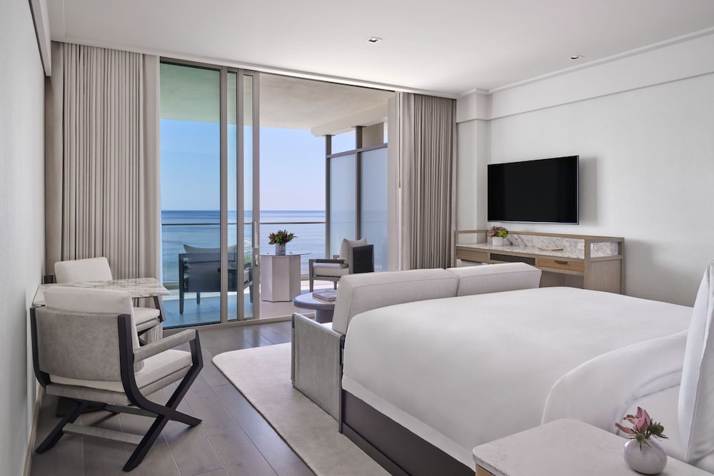 Astor, Suite, King Bed, Ocean Front, Sofa