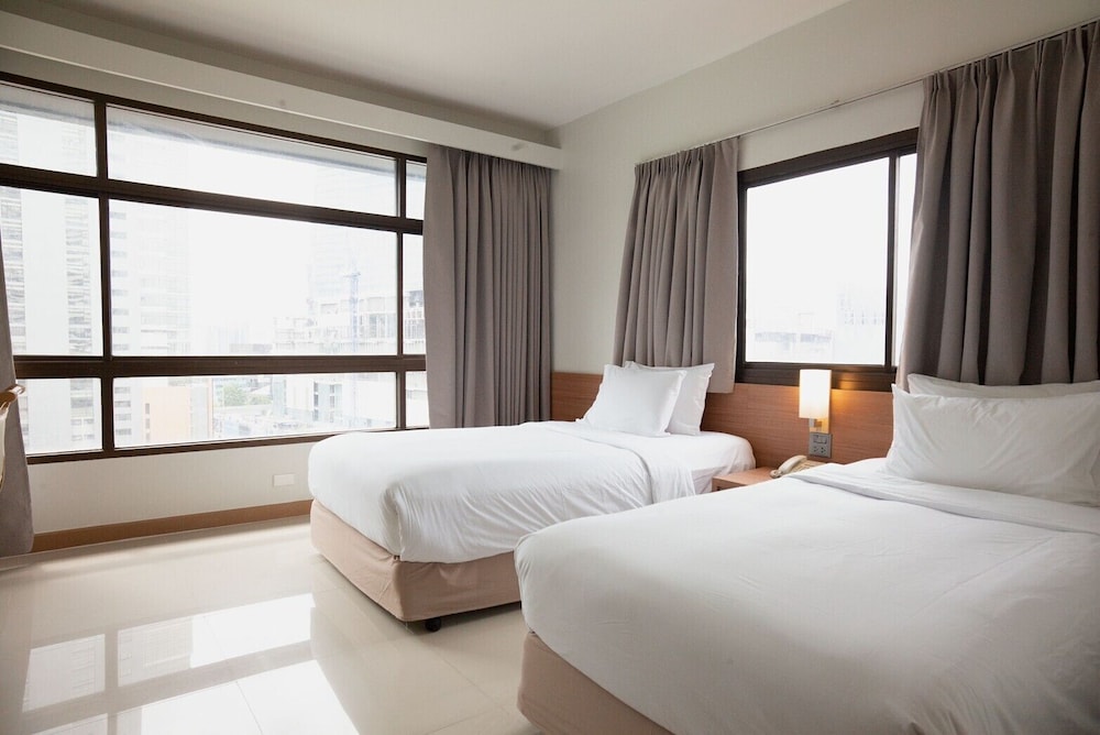 Pinnacle Lumpinee Park Hotel 11/47