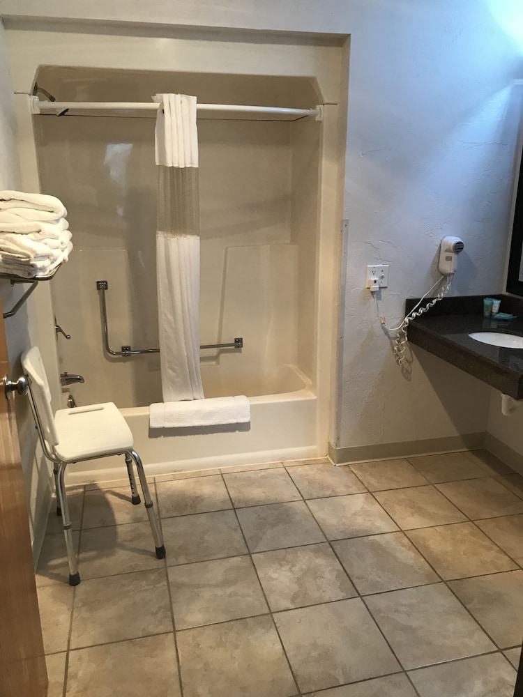 غرفة بسرير كوين مع أريكة لذوي الإعاقة، Pictured Rocks Inn & Suites 5/5
