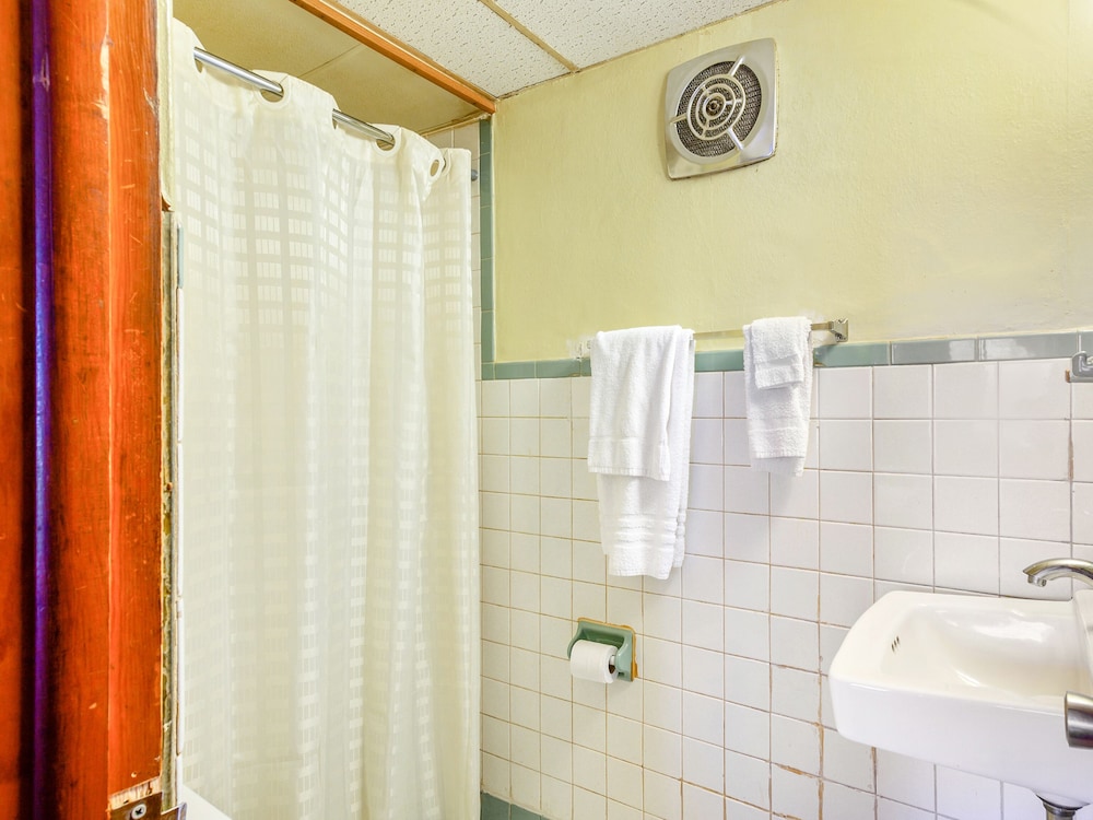 OYO Hotel Downtown Peoria I-74 26/58