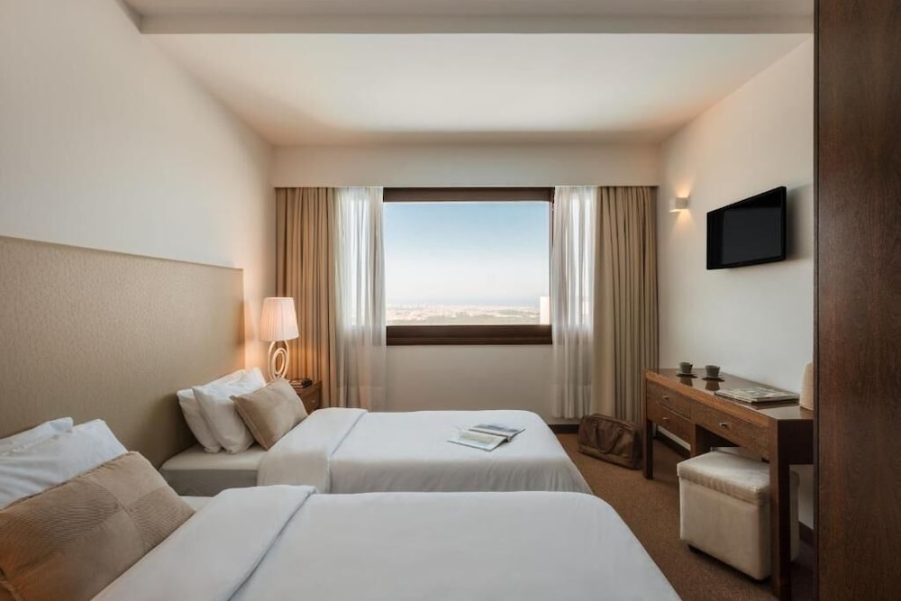 ROOM, DOUBLE OR TWIN BED