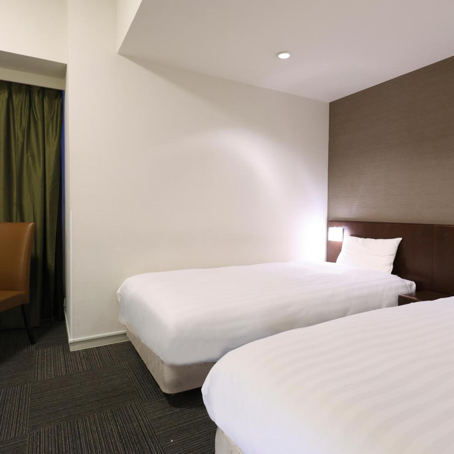 ROOM, TWIN BEDS