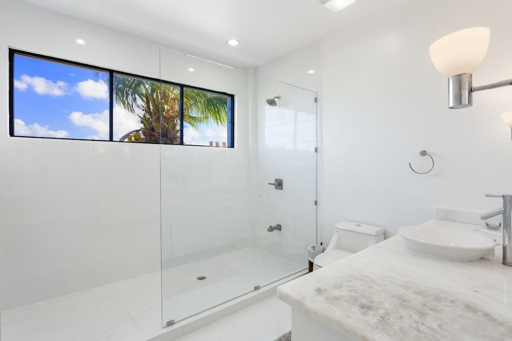 3 Bedrooms, Luxury, Penthouse, 3 King Beds, Beach Front, Sea View، The Ellysian 3/3