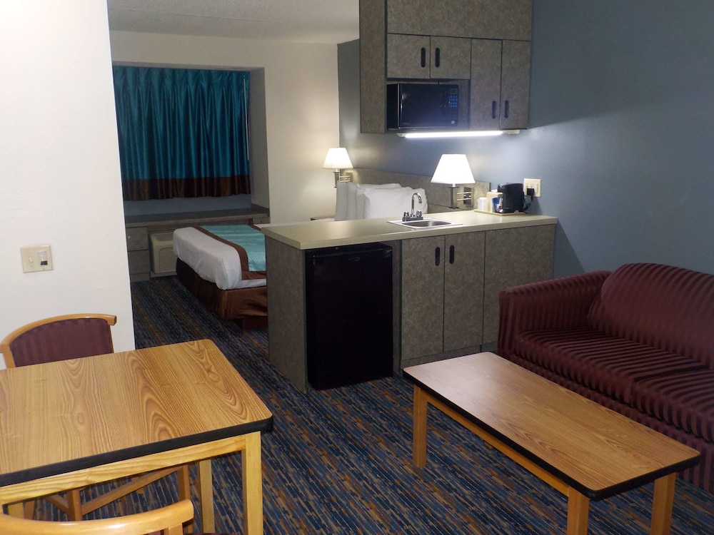 MJ Inn & Suites Marienville 15/20