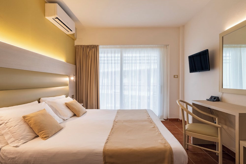 ROOM, DOUBLE OR TWIN BED