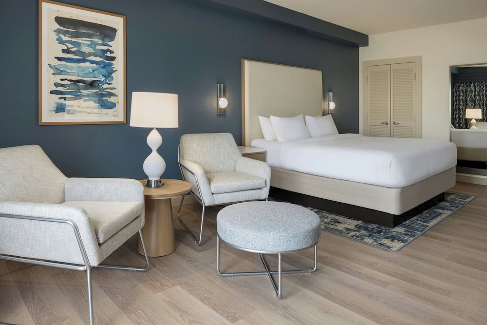 جناح بسرير كينج بشرفة بغرفة نوم واحدة مع أريكة، Courtyard by Marriott Sandestin at Grand Boulevard 3/7