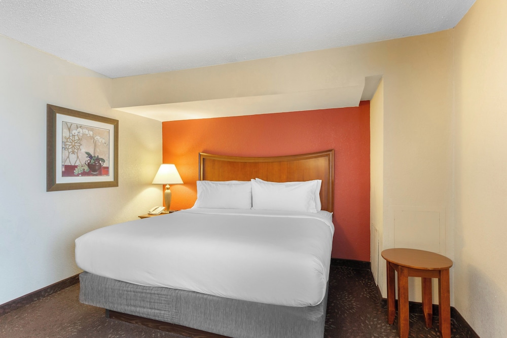 Holiday Inn Express Chicago Downers Grove 14/74