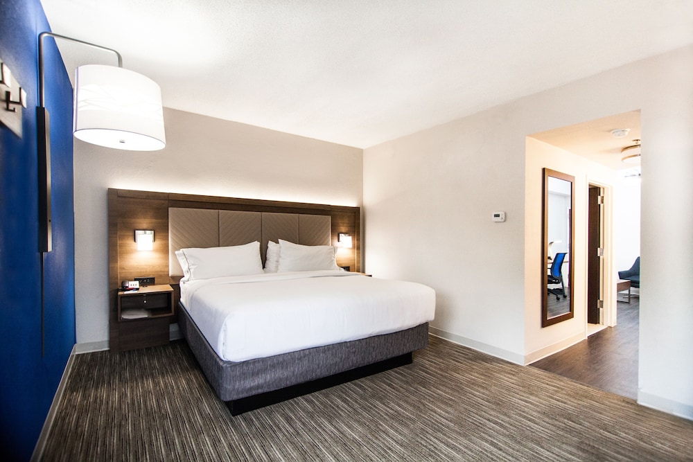Holiday Inn Express & Suites Nashville - Brentwood I-65 8/40