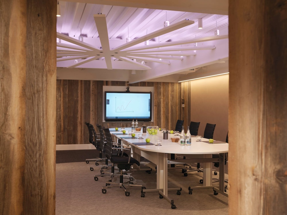 Radisson Blu Hotel, London Heathrow 49/55