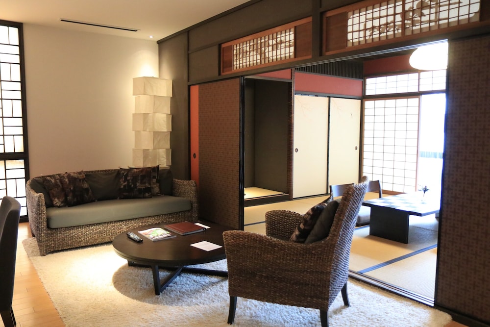 Kizashi The Suite 31/49